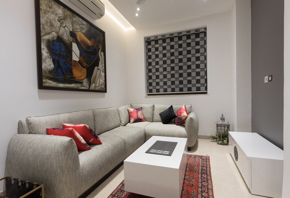 Свежая идея для дизайна: изолированная гостиная комната в современном стиле с белыми стенами и бежевым полом - отличное фото интерьера