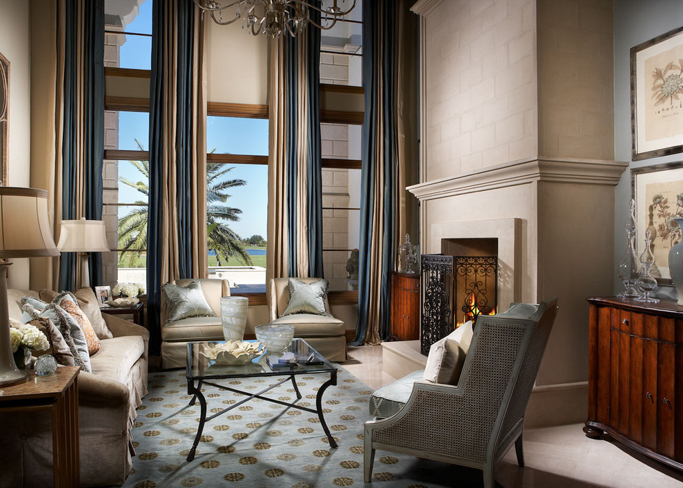 На фото: большая изолированная гостиная комната в классическом стиле с бежевыми стенами, стандартным камином и красивыми шторами