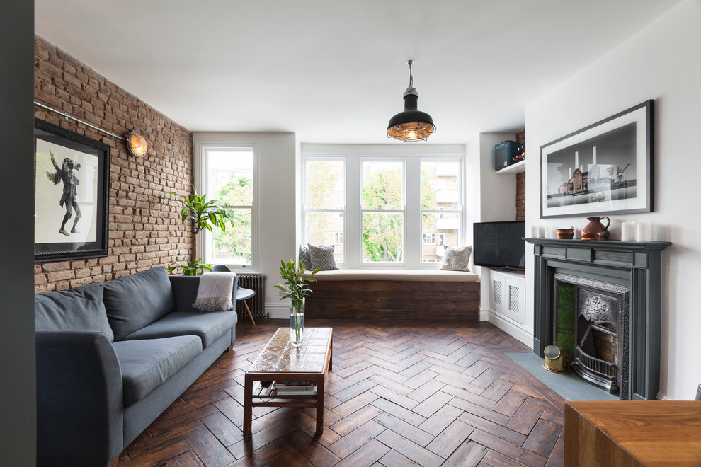 Ejemplo de salón abierto contemporáneo con paredes blancas, suelo de madera en tonos medios, todas las chimeneas y televisor independiente