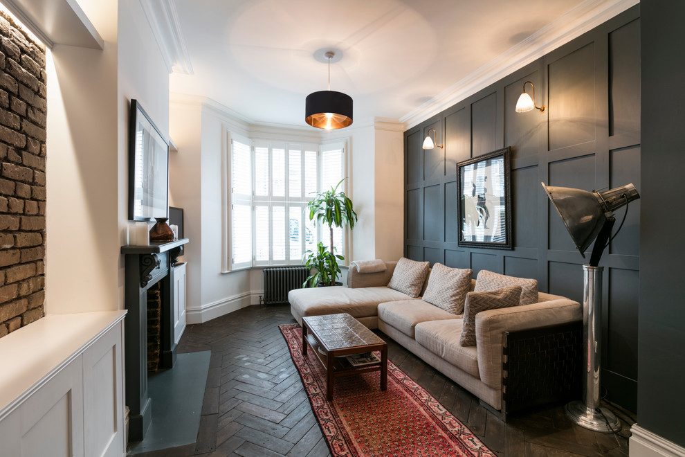 Стильный дизайн: гостиная комната в стиле неоклассика (современная классика) с темным паркетным полом, стандартным камином, серыми стенами и эркером - последний тренд