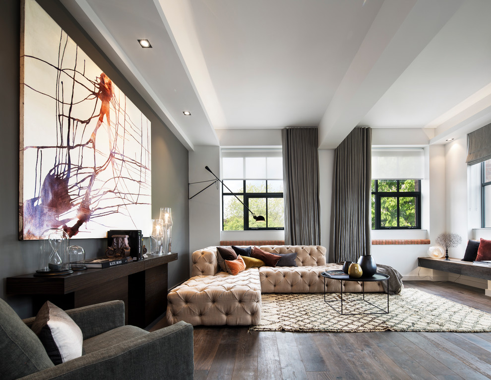 Modernes Wohnzimmer mit grauer Wandfarbe, dunklem Holzboden und braunem Boden in Dublin
