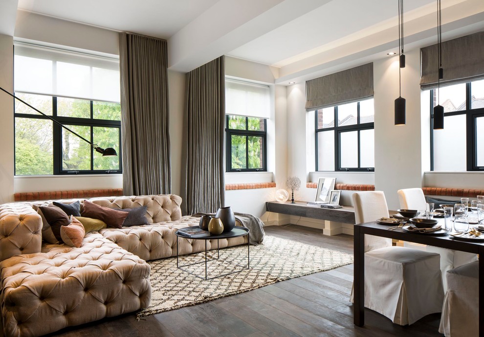 Offenes Modernes Wohnzimmer mit weißer Wandfarbe und dunklem Holzboden in London