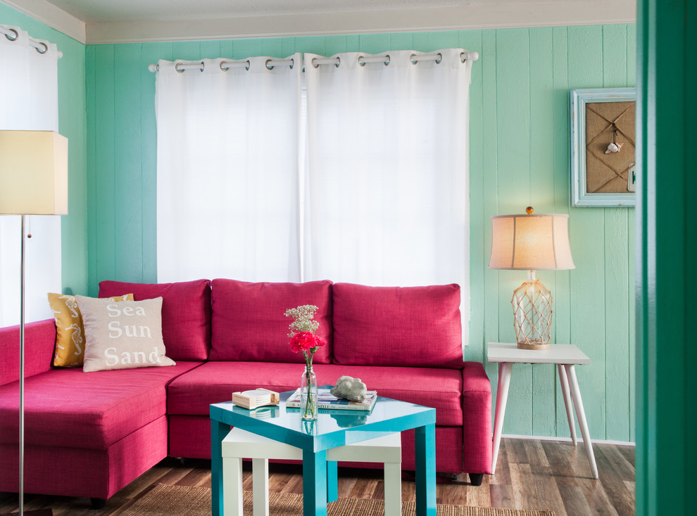 Kleines, Fernseherloses Maritimes Wohnzimmer mit grüner Wandfarbe und Vinylboden in Tampa