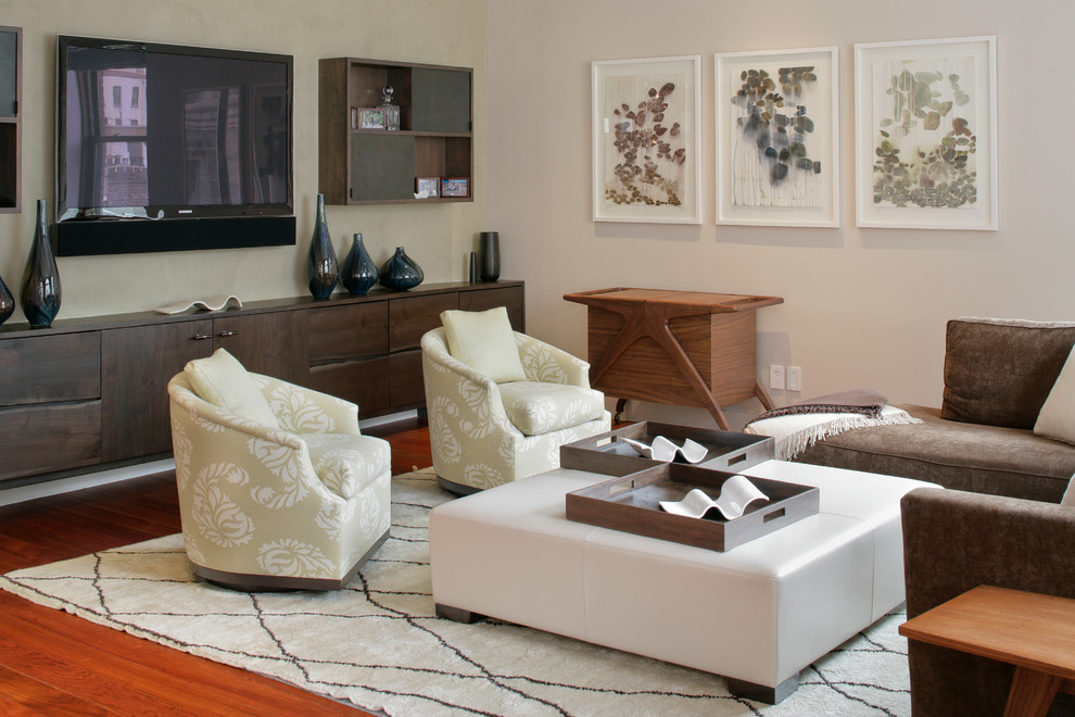 Foto di un soggiorno minimal di medie dimensioni e chiuso con pareti beige, TV a parete e pavimento in legno massello medio
