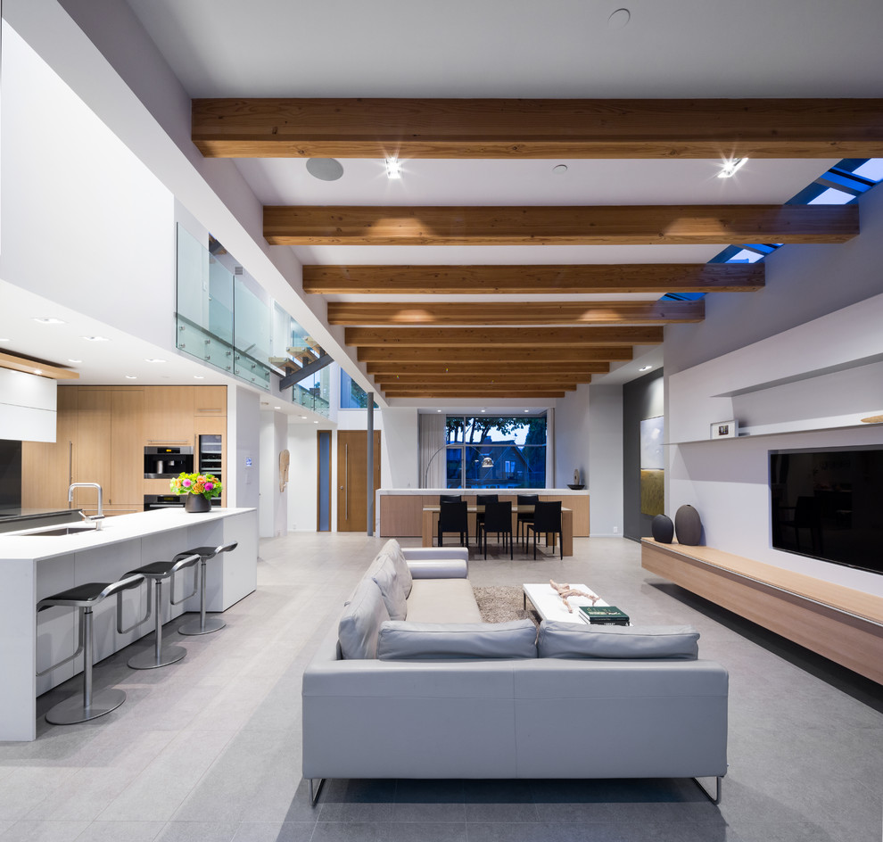 Mittelgroßes, Offenes Modernes Wohnzimmer ohne Kamin mit weißer Wandfarbe, Porzellan-Bodenfliesen und TV-Wand in Vancouver