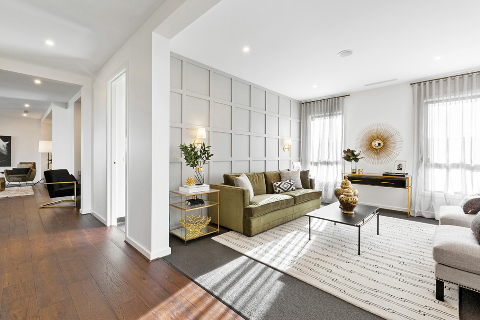 Cette image montre un salon design avec un mur gris, parquet foncé et un sol marron.