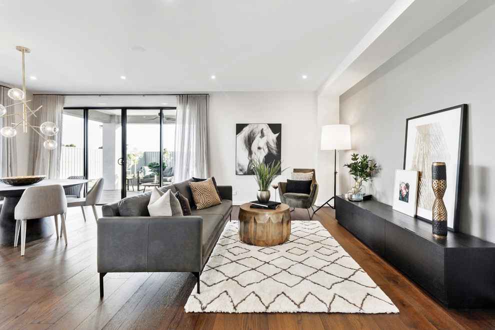 Modernes Wohnzimmer mit grauer Wandfarbe, dunklem Holzboden und braunem Boden in Melbourne