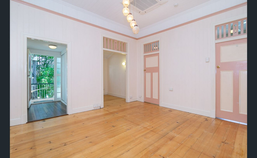 Großes, Repräsentatives, Abgetrenntes Klassisches Wohnzimmer mit weißer Wandfarbe, hellem Holzboden, Holzdecke und Holzwänden in Brisbane