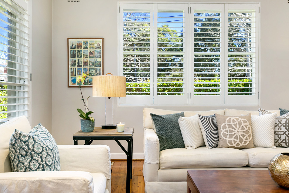 Mittelgroßes, Abgetrenntes Landhausstil Wohnzimmer mit hellem Holzboden und grauer Wandfarbe in Sydney
