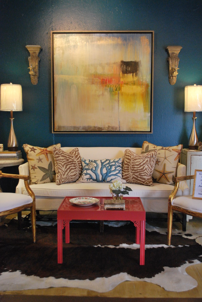 Aménagement d'un salon éclectique avec une salle de réception, un mur bleu et éclairage.