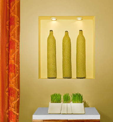 Cette image montre un petit salon minimaliste fermé avec un mur jaune.