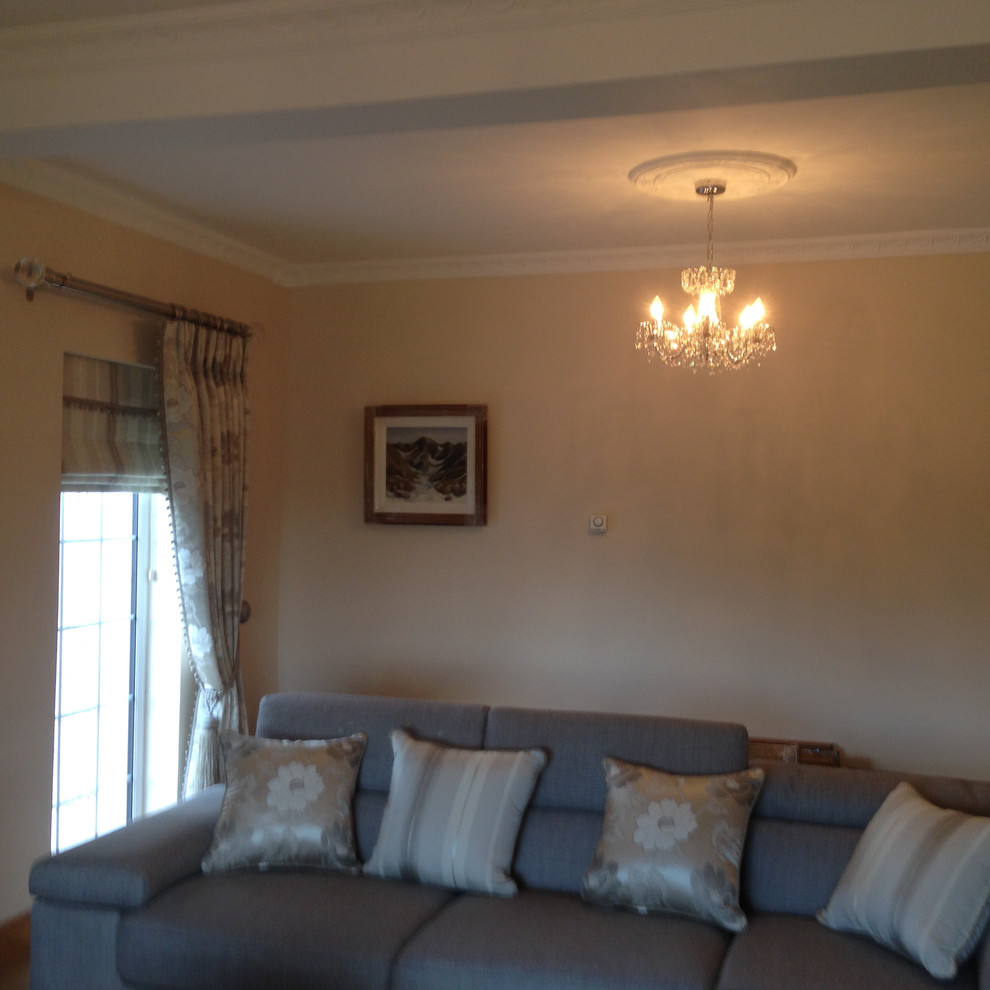 Foto di un grande soggiorno minimalista con pareti beige