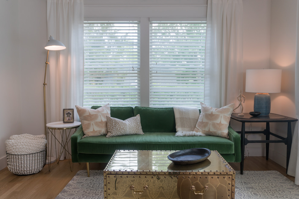 Esempio di un soggiorno eclettico di medie dimensioni e aperto con pareti bianche, pavimento in legno massello medio, TV a parete e pavimento giallo