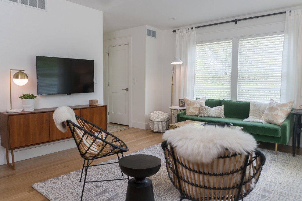 Mittelgroßes, Offenes Eklektisches Wohnzimmer mit weißer Wandfarbe, braunem Holzboden, TV-Wand und gelbem Boden in Indianapolis