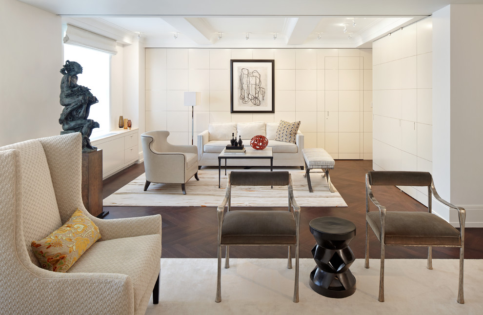 Geräumiges, Repräsentatives, Fernseherloses, Offenes Klassisches Wohnzimmer ohne Kamin mit weißer Wandfarbe und braunem Holzboden in New York