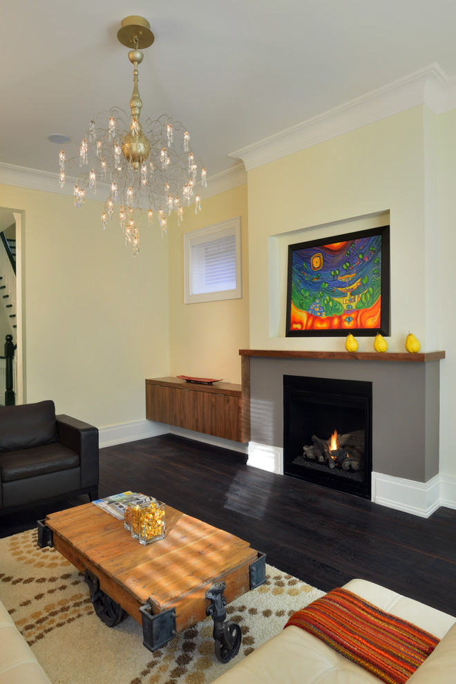 Mittelgroßes, Repräsentatives, Abgetrenntes Modernes Wohnzimmer mit gelber Wandfarbe, dunklem Holzboden, Kamin und verputzter Kaminumrandung in Toronto