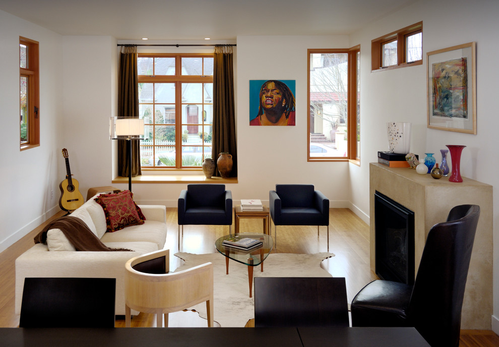 Mittelgroßes, Fernseherloses Modernes Wohnzimmer mit weißer Wandfarbe, braunem Holzboden und Kamin in Seattle