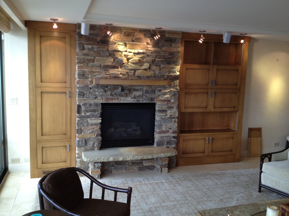 Foto di un soggiorno minimalista di medie dimensioni e chiuso con pareti beige, pavimento con piastrelle in ceramica e parete attrezzata