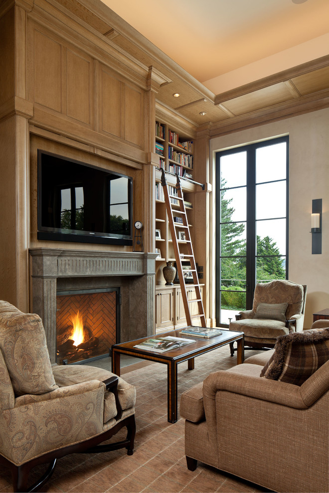 Exemple d'un salon chic avec une bibliothèque ou un coin lecture, un mur beige, une cheminée standard et un téléviseur dissimulé.