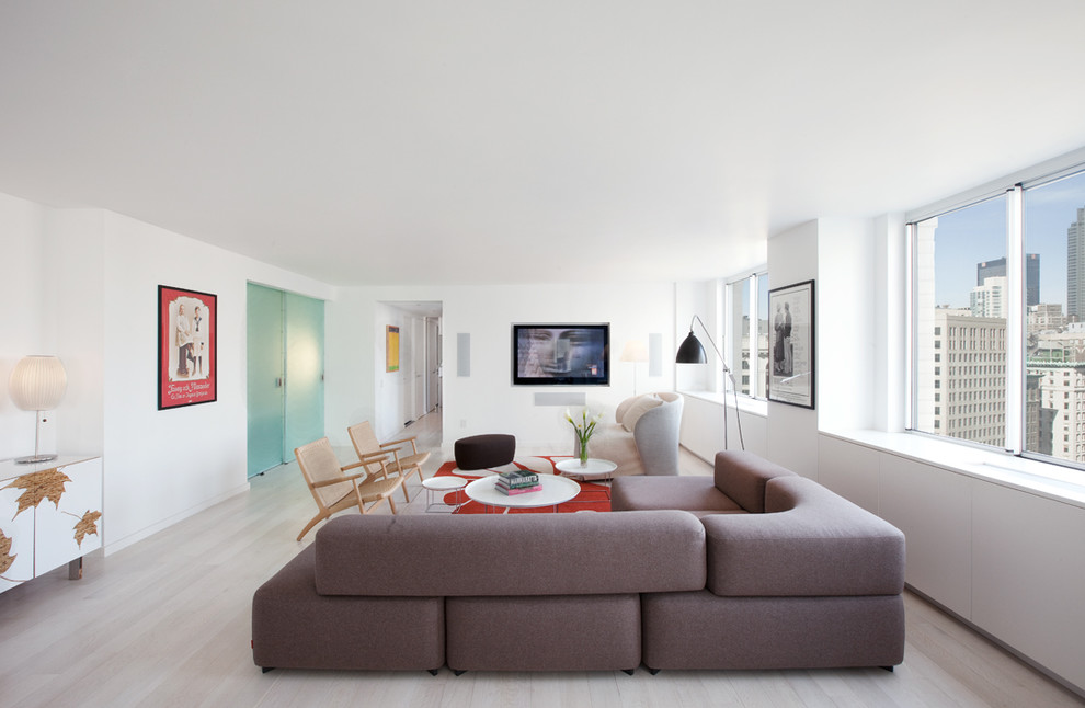 Imagen de salón minimalista con paredes blancas
