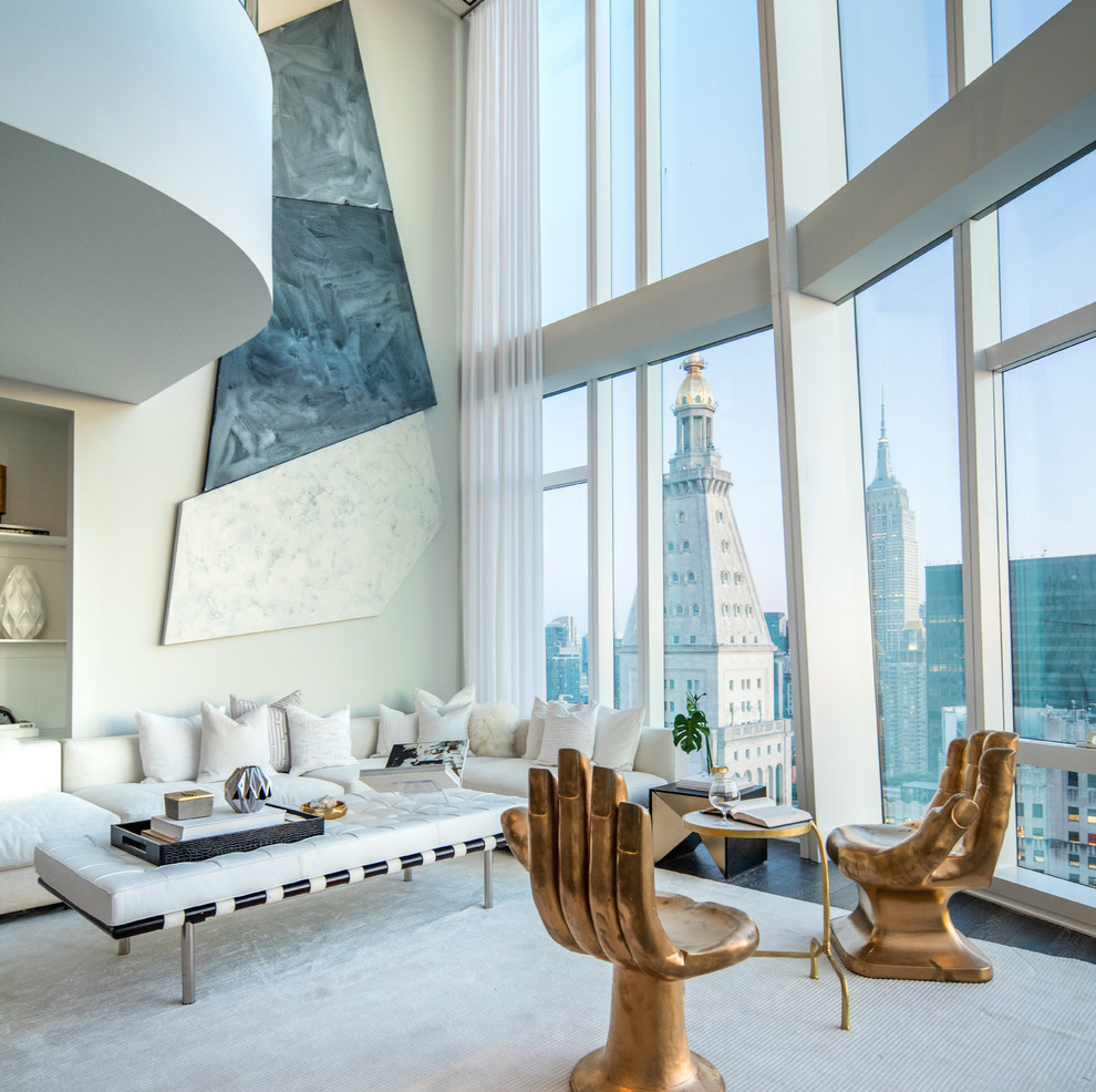 Modernes Wohnzimmer mit grauer Wandfarbe, dunklem Holzboden und braunem Boden in New York