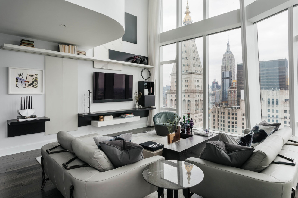 Offenes Modernes Wohnzimmer mit weißer Wandfarbe, dunklem Holzboden, TV-Wand und schwarzem Boden in New York