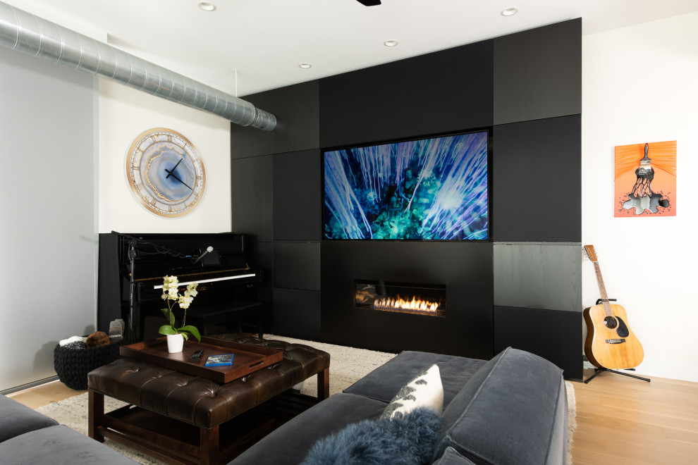 Idee per un soggiorno contemporaneo aperto con pareti bianche, pavimento in legno massello medio, camino lineare Ribbon, TV a parete e pavimento marrone