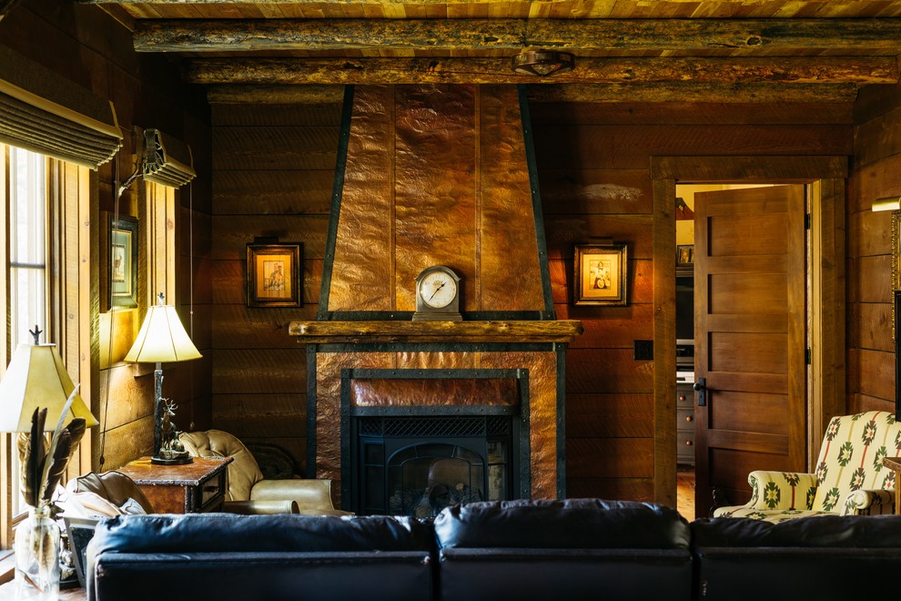 Bild på ett mellanstort rustikt separat vardagsrum, med mellanmörkt trägolv, en standard öppen spis och en spiselkrans i metall