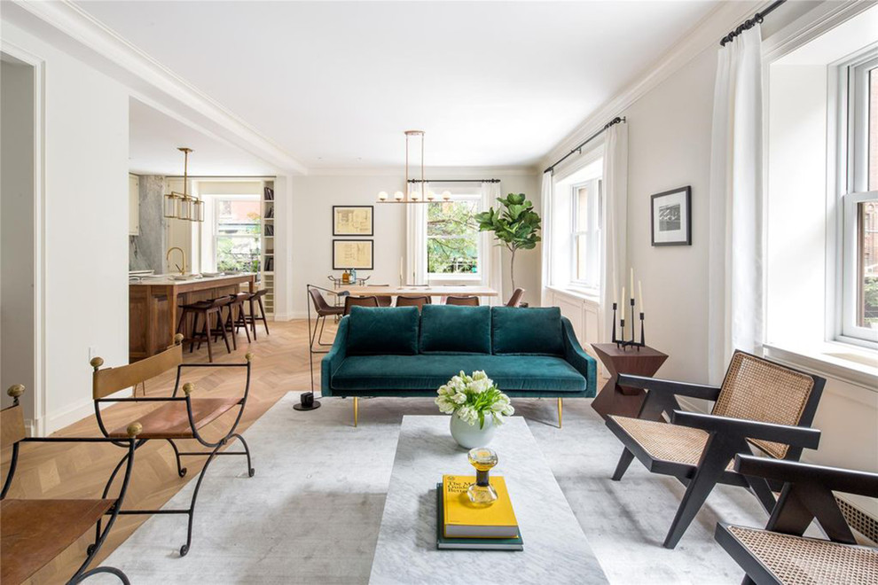 Offenes Klassisches Wohnzimmer mit weißer Wandfarbe, braunem Holzboden und braunem Boden in New York