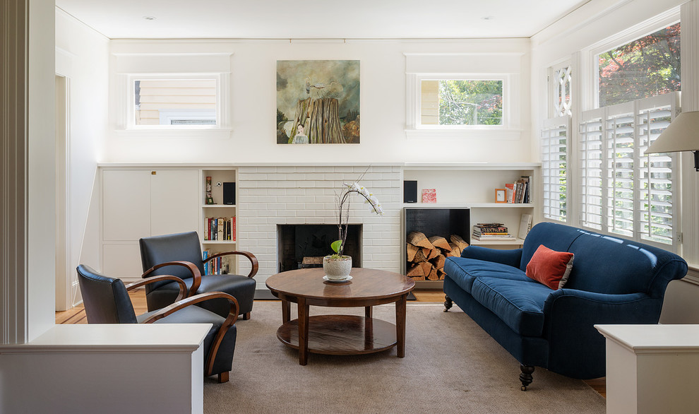 Kleines, Repräsentatives, Fernseherloses, Abgetrenntes Landhaus Wohnzimmer mit weißer Wandfarbe, Kamin und Kaminumrandung aus Backstein in Seattle
