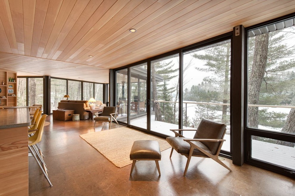 Стильный дизайн: большая открытая гостиная комната в стиле модернизм с печью-буржуйкой, фасадом камина из металла и пробковым полом - последний тренд