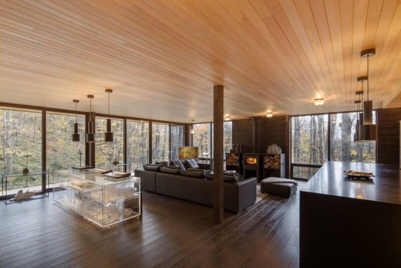 Großes, Offenes Modernes Wohnzimmer mit dunklem Holzboden, Kaminofen und Kaminumrandung aus Metall in Sonstige
