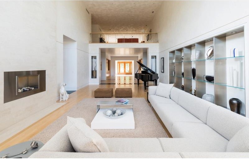 Источник вдохновения для домашнего уюта: большая открытая гостиная комната в современном стиле с белыми стенами, светлым паркетным полом, горизонтальным камином, фасадом камина из металла и коричневым полом без телевизора