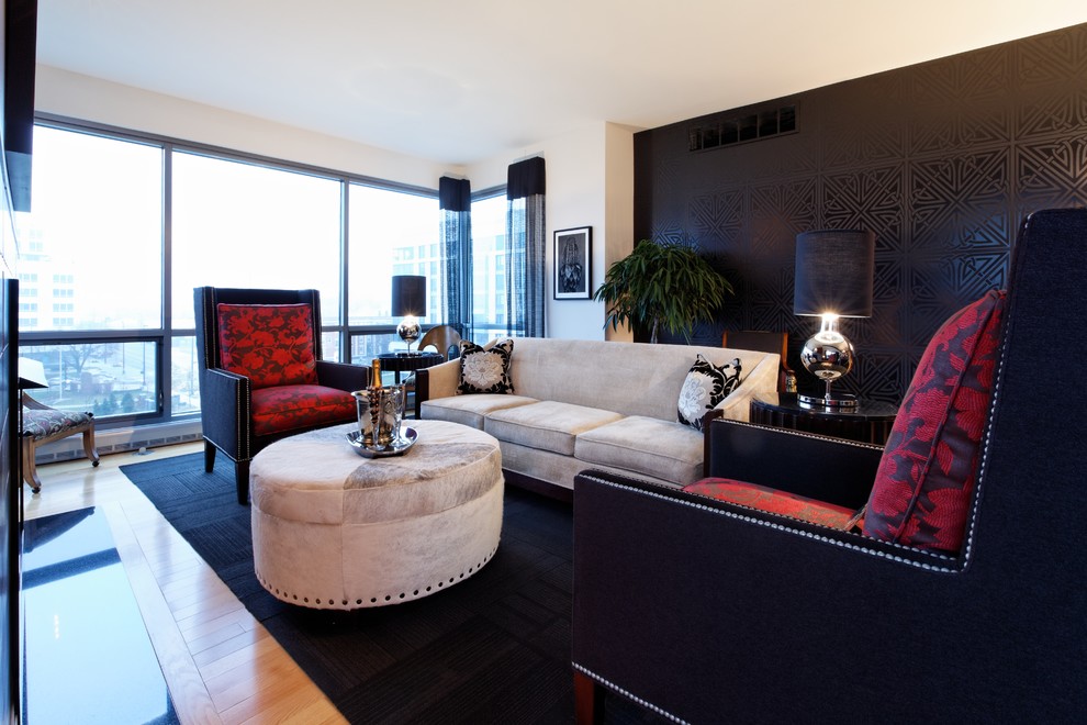Foto di un soggiorno contemporaneo di medie dimensioni e aperto con pareti nere, parquet chiaro, nessuna TV e pavimento beige