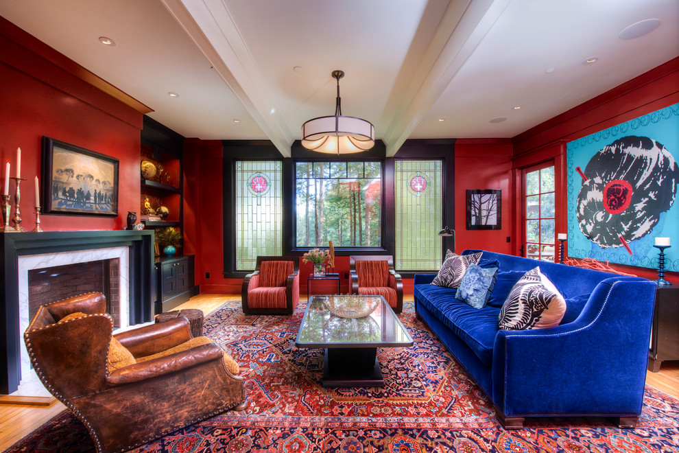Großes, Repräsentatives, Fernseherloses, Abgetrenntes Modernes Wohnzimmer mit roter Wandfarbe, braunem Holzboden, Kamin und Kaminumrandung aus Stein in San Francisco
