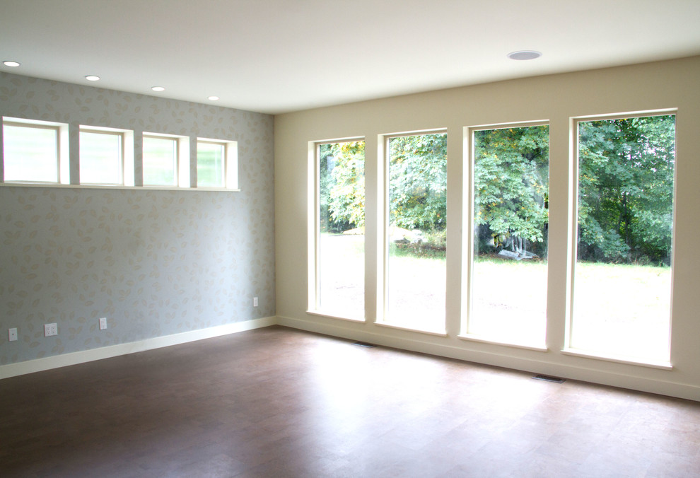 Idee per un soggiorno minimal di medie dimensioni e aperto con pareti beige, pavimento in legno massello medio e TV a parete