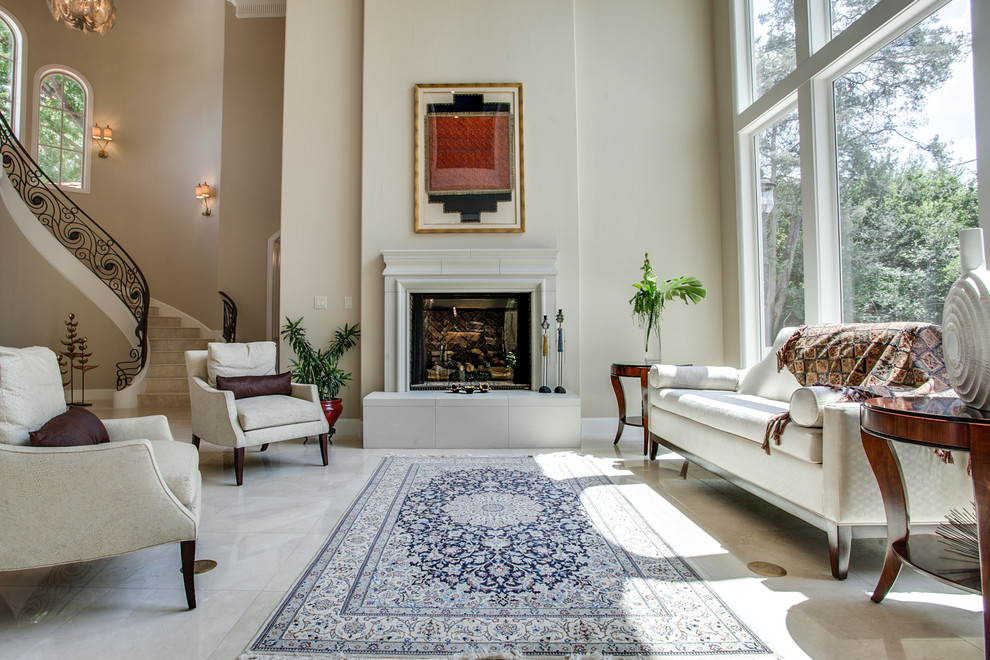 Offenes Mediterranes Wohnzimmer mit beiger Wandfarbe und Kamin in Dallas