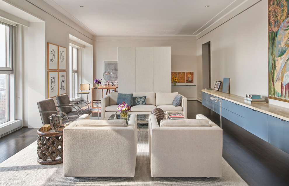 Идея дизайна: гостиная комната среднего размера в современном стиле с серыми стенами, темным паркетным полом и коричневым полом