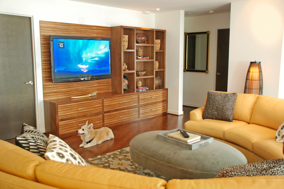 На фото: гостиная комната среднего размера в стиле неоклассика (современная классика) с