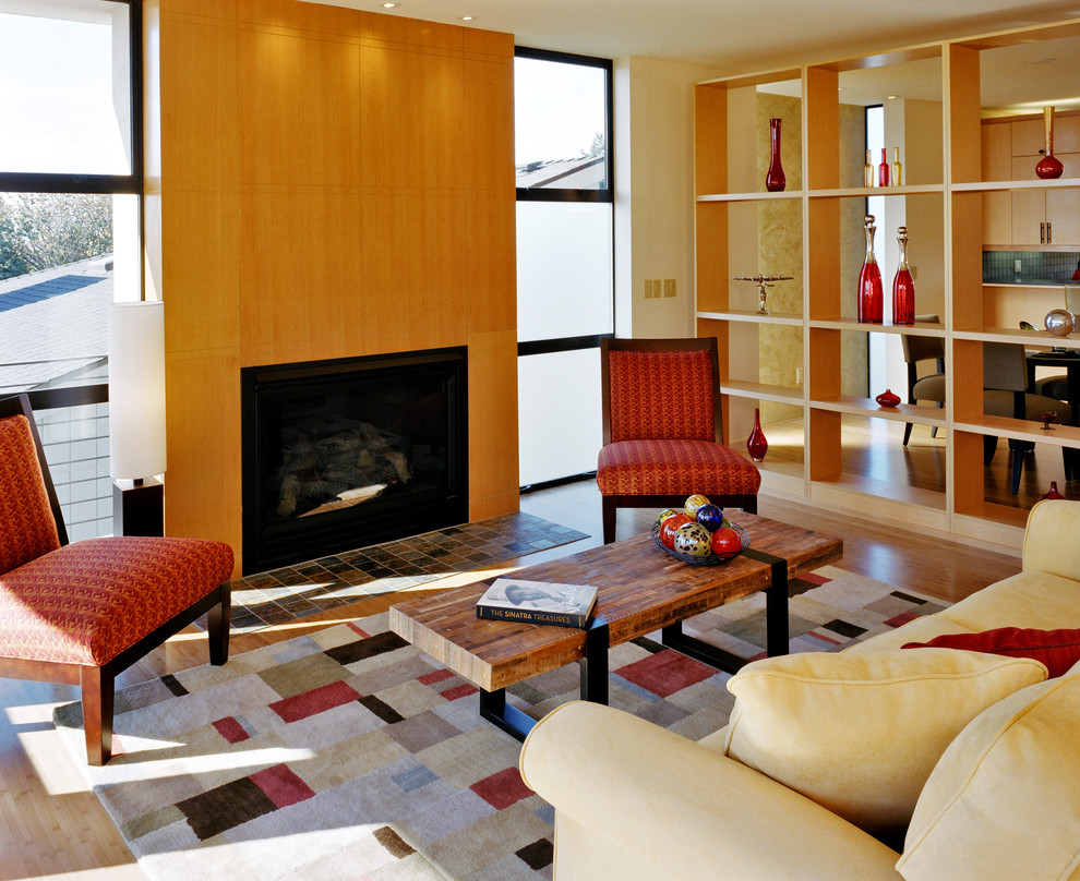 Mittelgroßes Modernes Wohnzimmer mit Kamin in Seattle
