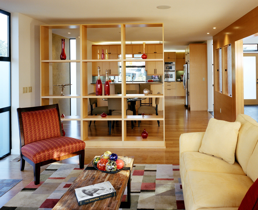 Immagine di un soggiorno minimal con pavimento in legno massello medio