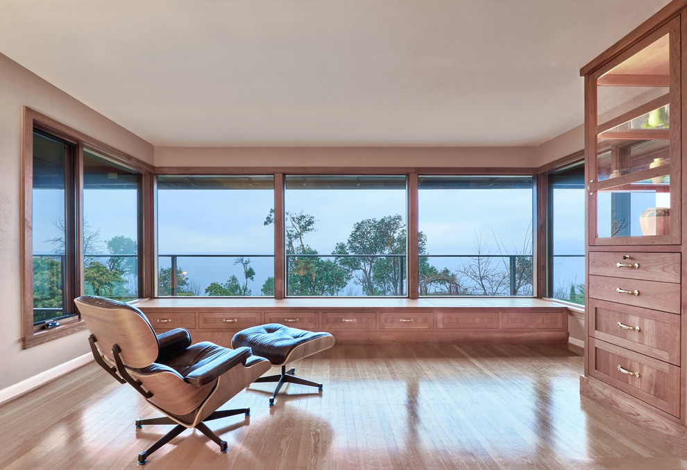 Retro Wohnzimmer mit beiger Wandfarbe, hellem Holzboden und braunem Boden in Seattle