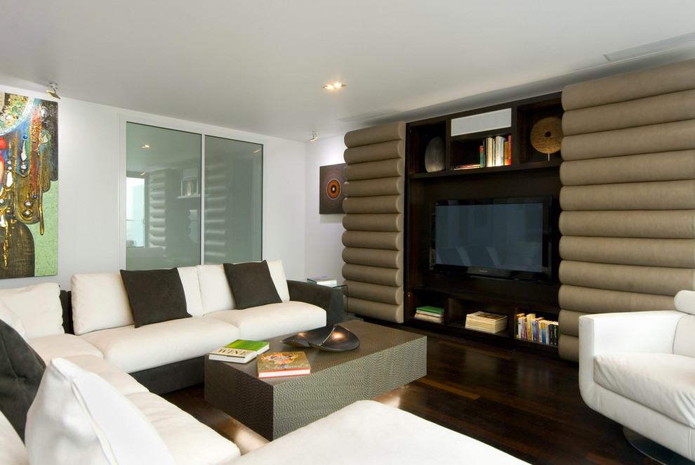 Источник вдохновения для домашнего уюта: большая гостиная комната в современном стиле с белыми стенами