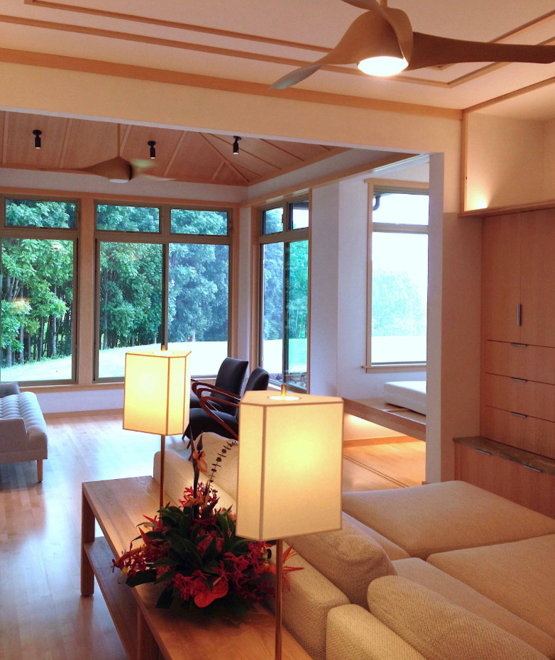 Ispirazione per un grande soggiorno etnico aperto con pareti beige, pavimento in bambù e pavimento beige