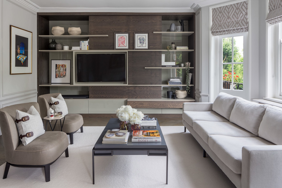 Idee per un soggiorno design di medie dimensioni e chiuso con pareti grigie, parquet scuro, TV a parete, pavimento marrone e tappeto