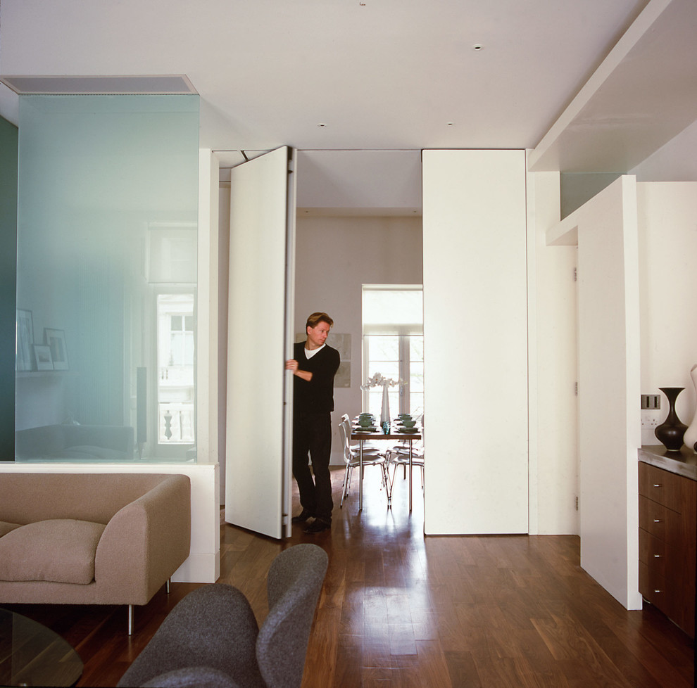 Großes, Repräsentatives, Fernseherloses, Offenes Modernes Wohnzimmer ohne Kamin mit weißer Wandfarbe und braunem Holzboden in London