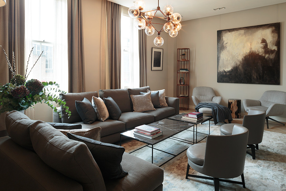 Inspiration pour un salon design de taille moyenne et ouvert avec un mur gris, parquet clair, un téléviseur encastré et un sol beige.