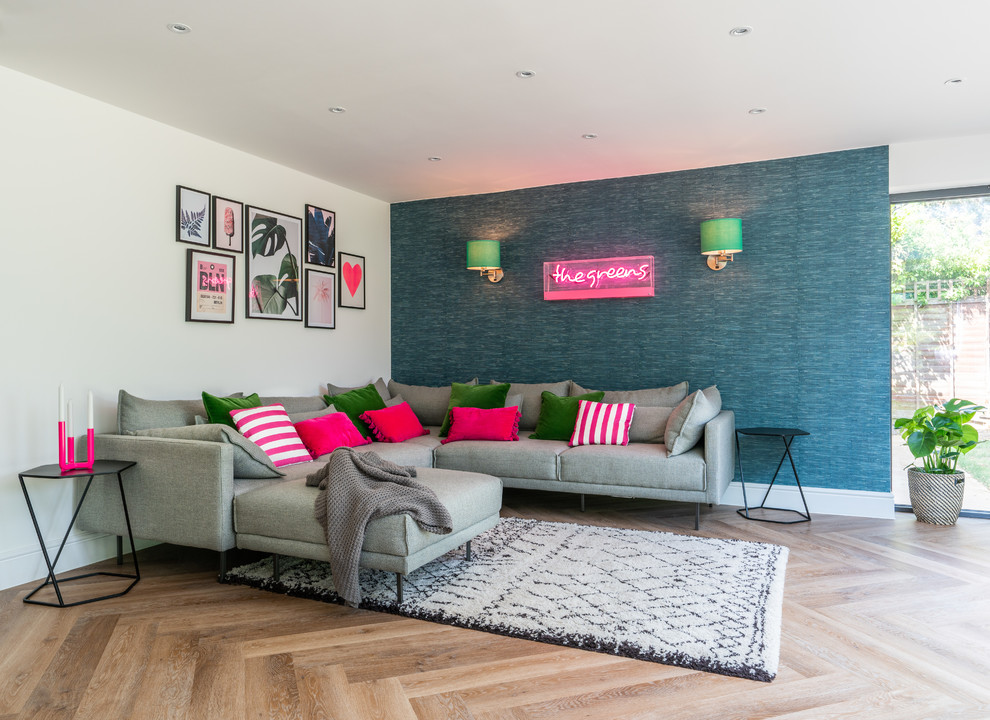 Foto di un soggiorno minimal con pareti blu, parquet chiaro e pavimento marrone
