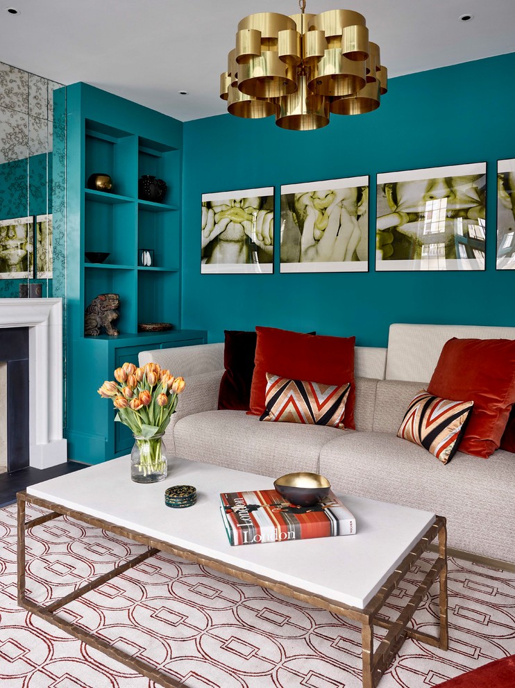 Immagine di un soggiorno classico con pareti blu e tappeto