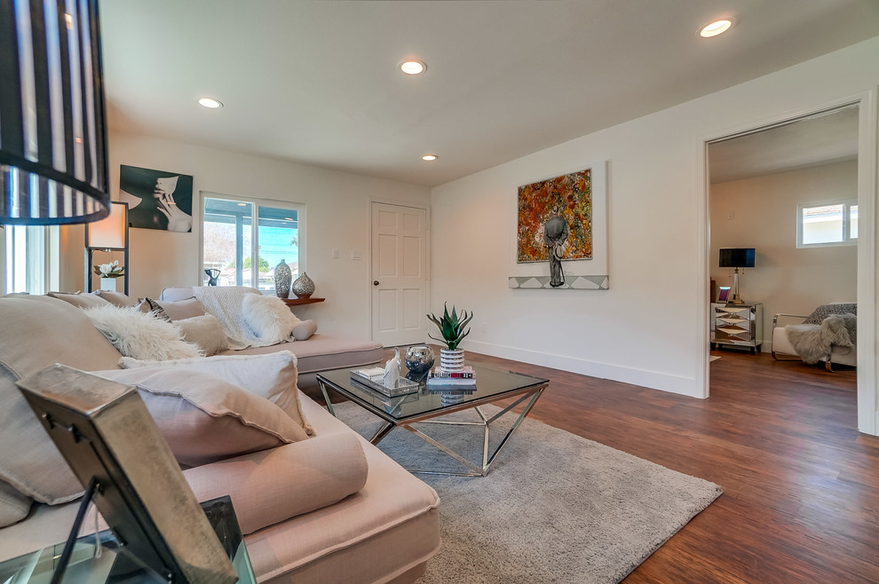 Idee per un soggiorno minimal aperto con pareti bianche e pavimento marrone